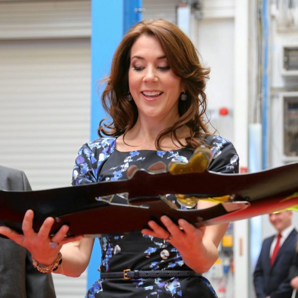 Crown-princess-Mary-gets-the-Glass-art-FOR-HOPE-AND-TOLERANCE-